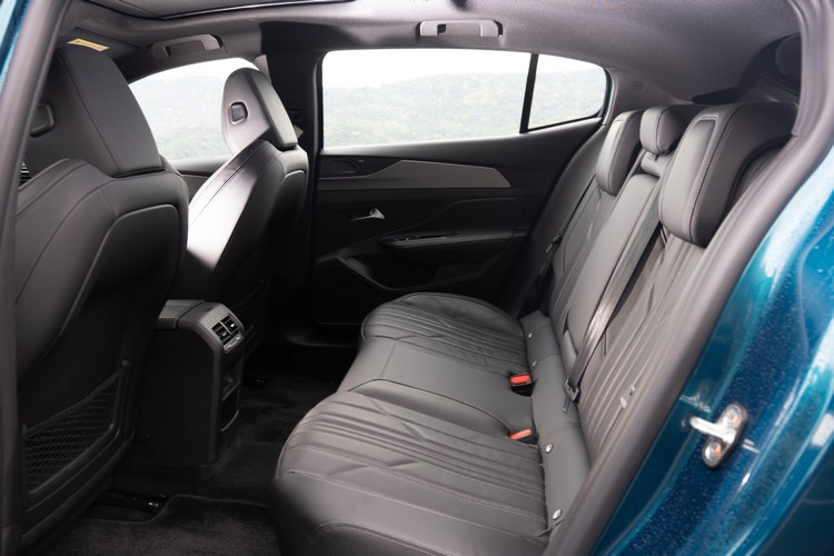 後座腿部空間不錯，筆者身高163cm坐下時膝蓋與前座有超過4個拳頭的距離