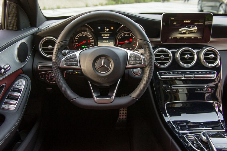 放大的多功能顯示螢幕及懸浮式顯示幕屏,搭配觸控手寫板,引領The new C-Class Estate進入全新科技領域。