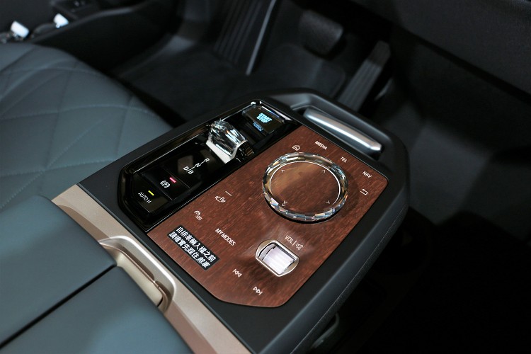 中央鞍座上標準配備水晶套件iDrive旋鈕，排檔桿為一個小小的撥桿。