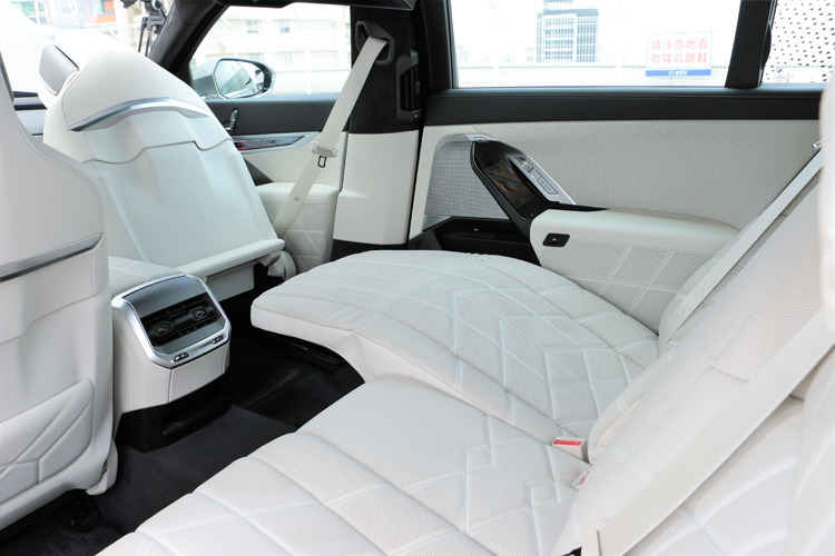 標準配備豪華總裁座椅,透過車門把手旁的5.5吋觸控螢幕可隨意調整坐姿。