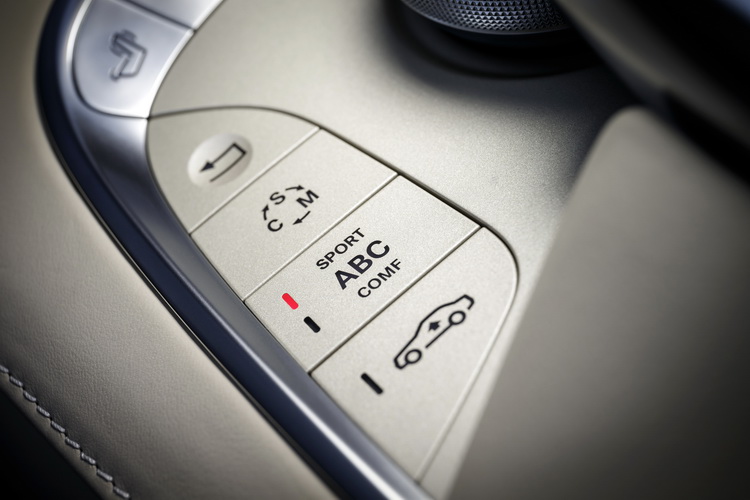 駕駛與懸吊模式切換按鈕