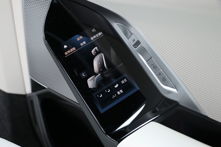 除了調整座椅外,還可控制按摩、燈光、螢幕與冷氣等。