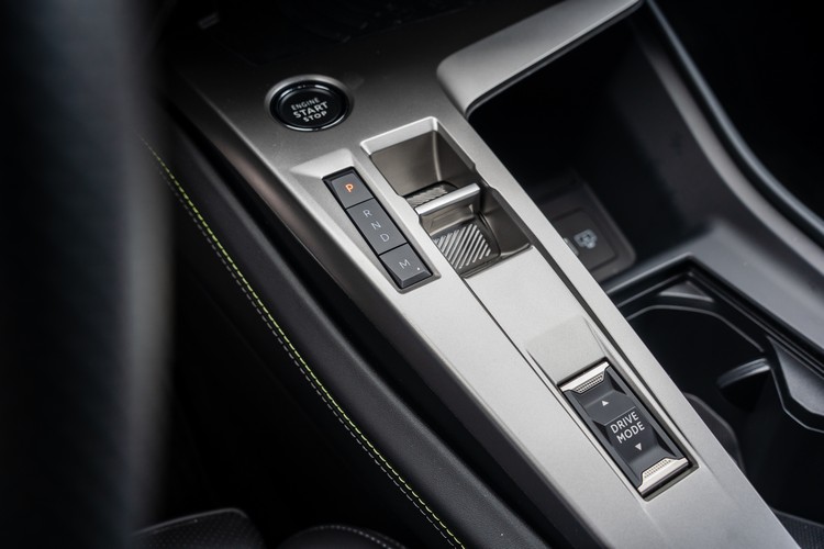 透過撥鈕式電控換檔介面操作八速手自排變速系統