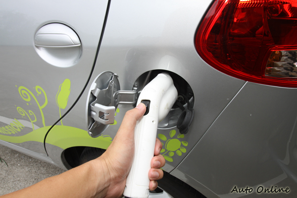 有點類似加油槍的就是充電線插頭。