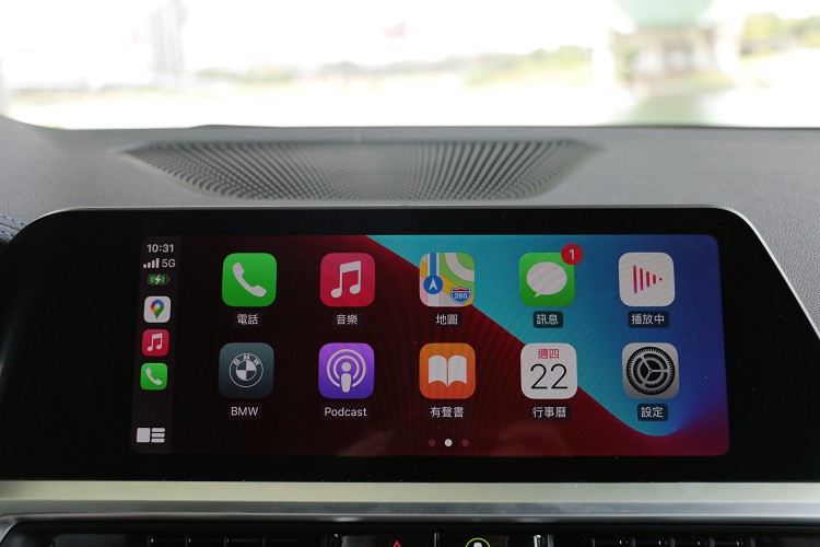 10.25吋影音系統支援無線Apple CarPlay功能。
