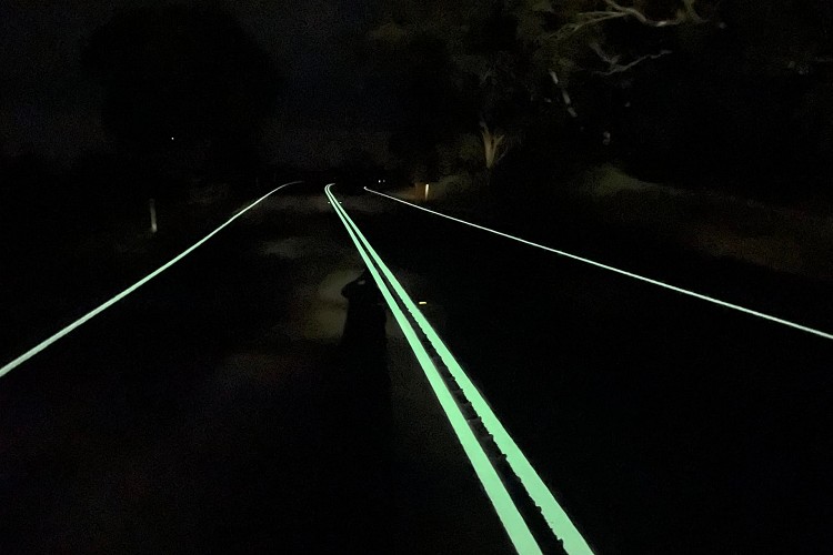 讓道路標線自己發光！澳洲應用新塗料技術加強駕駛人辨能力