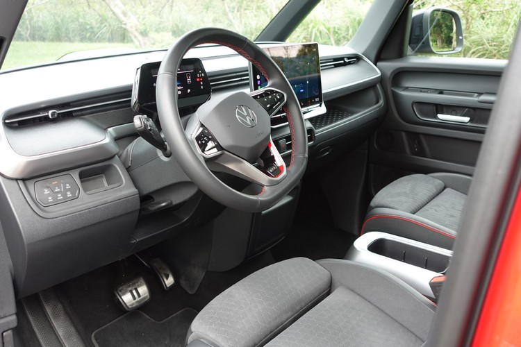 車內各式儲物空間無處不在,強大的空間機能絲毫沒有因為性能導向的設定而有所減損。