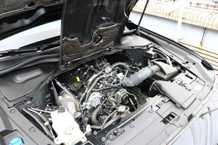 《縱置後驅平台帶來的車身動態。引擎縱向放置、動力傳遞更直接，搭配接近 50:50 的配重，讓車頭反應輕快、車尾穩定沉著。》