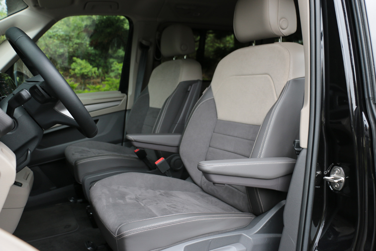 雙前座椅採用皮革與麂皮搭配，完全跳脫商用車既有的質感，更偏向乘用車的高級感。