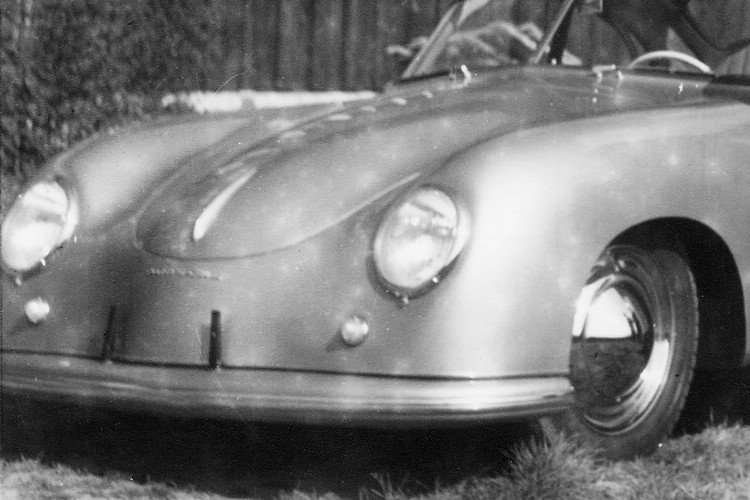 保時捷初期並沒有將盾徽標誌放在所生產的汽車上面，而是只有簡單的「Porsche」字樣。