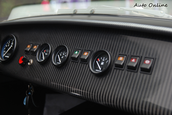 全身一切以輕量化、簡單化為宗旨,因此介面極為精簡。