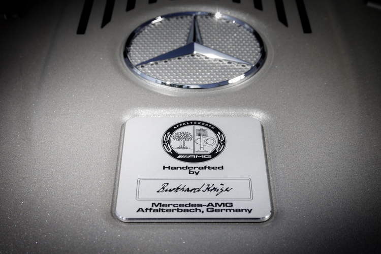 在引擎護蓋上的廠徽下方的銘牌有著組裝工程師的簽名