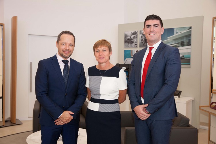 (左)亞太區銷售暨行銷經理David Jackson、(中)原廠Mulliner代表Ms Tracy Crump以及(右)亞太區銷售主管Mr. David Simpson