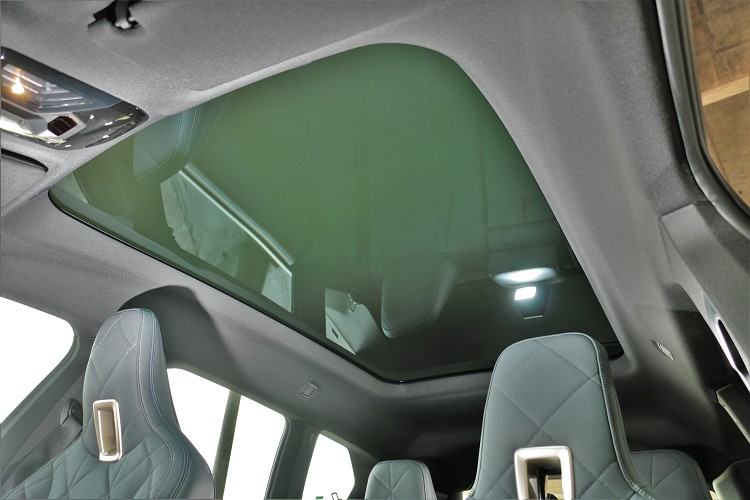 BMW旗下車款面積最大的電控調光全景式玻璃車頂，展現出滿滿科技與奢華。