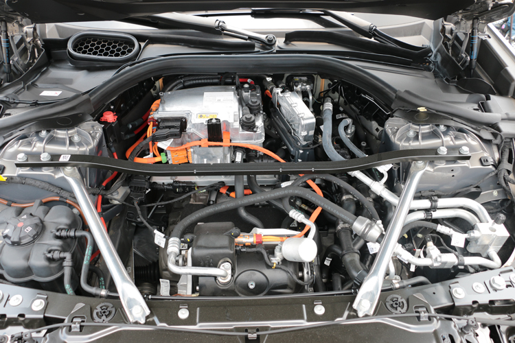 前方沒有額外置物空間,有的只是電動車相關機件。