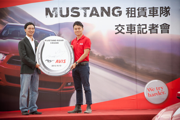 AVIS董事長彭士邦與福特六和營銷處副總經理劉繼升,共同為象徵幸運納福的馬蹄鐵簽名落款。