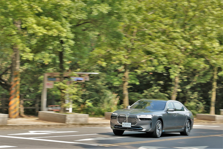 車重高達2,640公斤的i7,從靜止加速到100公里/小時只要4.7秒,這動力輸出相當可怕。