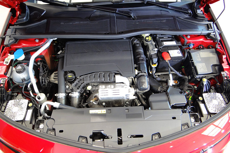 動力採用1.2 PURE TECH 汽油渦輪增壓引擎,搭配8速手自排變速箱。