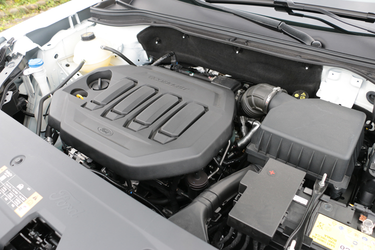 搭載 1.5 升四缸渦輪增壓引擎，是機械工藝在成熟期的極致體現。擁有 163ps 的最大馬力與 25.5kg-m 的峰值扭力，工程師將其調校得極為細膩且飽滿。