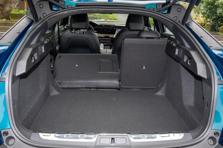 行李廂容量為536公升，放倒後座椅背後可擴大至1611公升，下方還有36公升的額外隱藏儲物空間