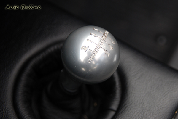 為了密齒比歐馬汽車在試駕車款中選用六速手排變速箱,標配為五速。