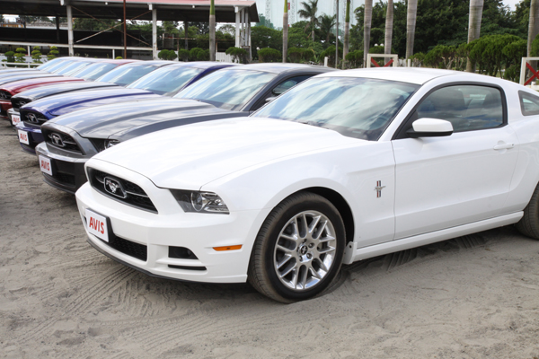首波主打20部2013年式FORD Mustang 車款,定價為8000元 / 天。