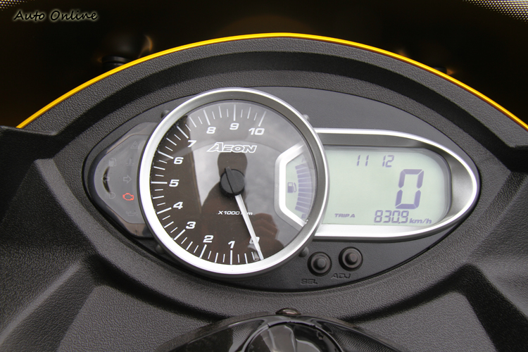 藍光儀表造型一般,顯示的資訊種類也是普通水準。