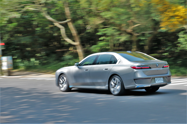 偏向後座買家的i7更不需要擔心,司機會在你開會的時間把車準備好,去哪充電不是老闆需要擔心的問題。