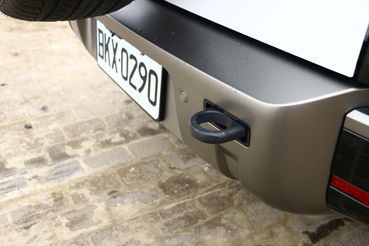 車尾具備固定式黑色拖車環，當車輛受困時能方便取用。