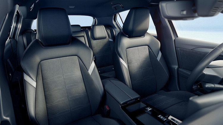 三種車型的座椅用料有所不同,配色則以灰黑或墨黑作為搭配。