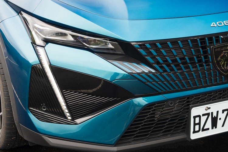 頭燈組的LED日行燈帶入獅王獠牙的意象