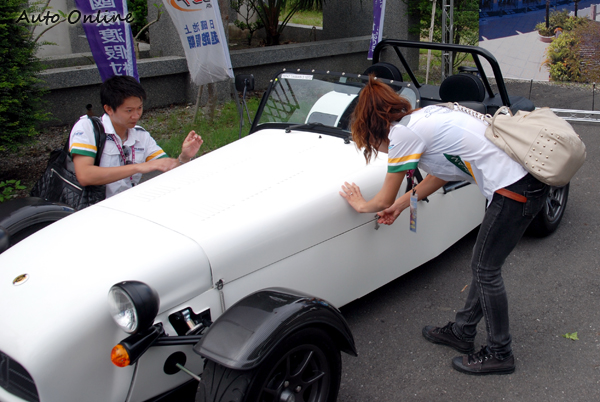 Roadsport 120的引擎蓋其實不重,但要打開就得像這樣倆倆合作。