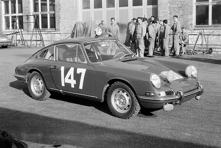 911在1965年的蒙地卡羅拉力賽中，以級別冠軍、全部參賽者第五名之姿嶄露頭角，從此開創輝煌的賽車歷史。