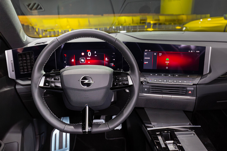 座艙以10 吋數位儀錶搭配10吋多媒體觸控螢幕,強調具備以人為本的駕駛導向座艙設計。