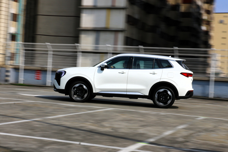 搭配換檔邏輯絲滑的 7 速雙離合自手排變速箱，起步瞬間輕盈且毫不遲滯，完全消弭了過去渦輪車常見的突兀感。