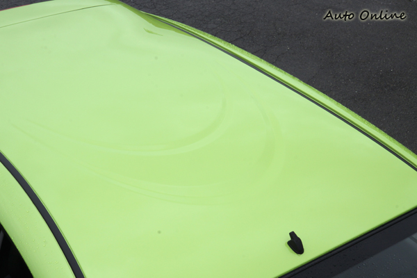 車頂上的箭型凹槽官方說有降低大鈑件發出共鳴升的效果,推測其原理應該跟錄音室鋪設不規則隔音棉的道理一樣。