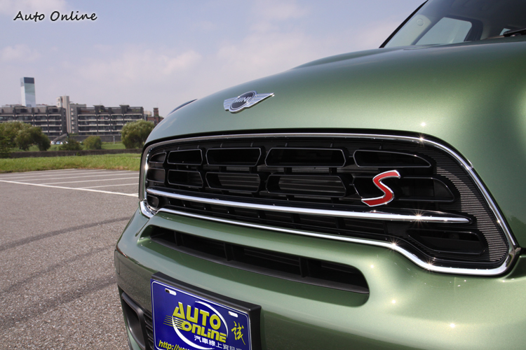 象徵性能版的車款上除了紅色S字樣外,在水箱護罩上加了一條鍍鉻飾條。