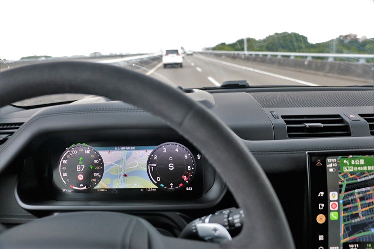 ACC主動定速含車流排隊輔助功能在高速路上可輔助駕駛使用，但千萬別當作自動駕駛。