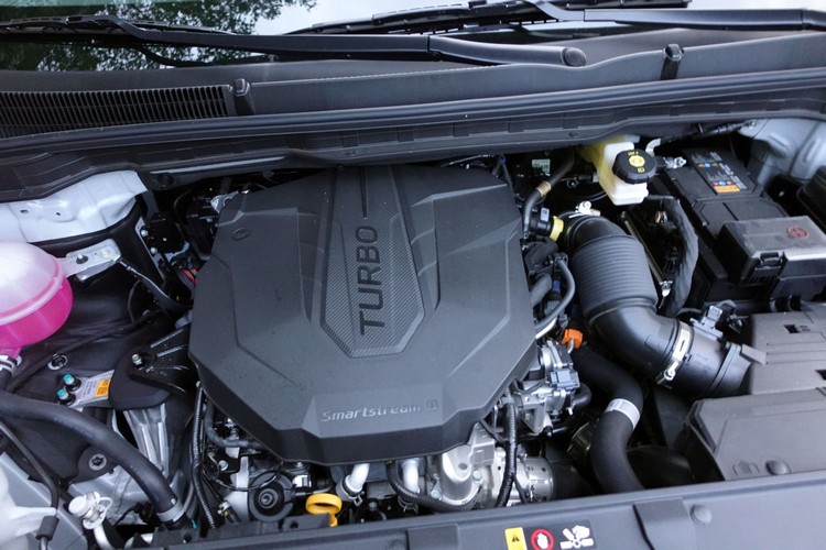 滿載乘客的荷重,首選當然不會是大排量的汽油引擎,而是仰賴Kia相當成熟的CRDi渦輪增壓柴油引擎所帶來的強大低扭性能。