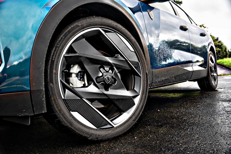 20吋黑銀雙采鋁圈的造型非常複雜獨特