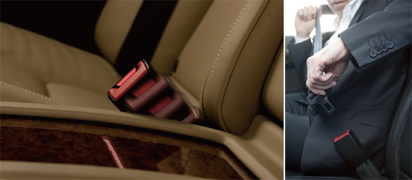 後座主動安全帶扣在開啟後門時就會伸出,並可調整固定位置。