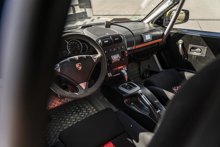 Cayenne S Transsyberia 具備安全防滾籠、車頂的呼吸管、加強的雙A臂結構、18吋輪圈以及255/55 R18T專業全地形輪胎，以應對長程拉力賽的惡劣路況。
