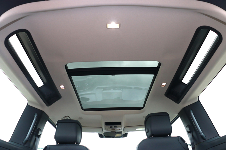 經典的側窗再加上新年式配備全景天窗，車輛內的採光相當充足。