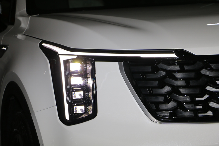 全新設計的投射式直列晶曜頭燈及日行燈為車款增加了外觀辨識度。