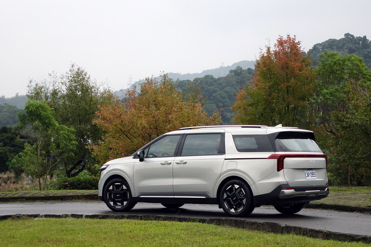 三排座MPV一向是市場上需求強勁的車款,不過像Carnival這樣具備高機能性的8座產品選擇相當有限。