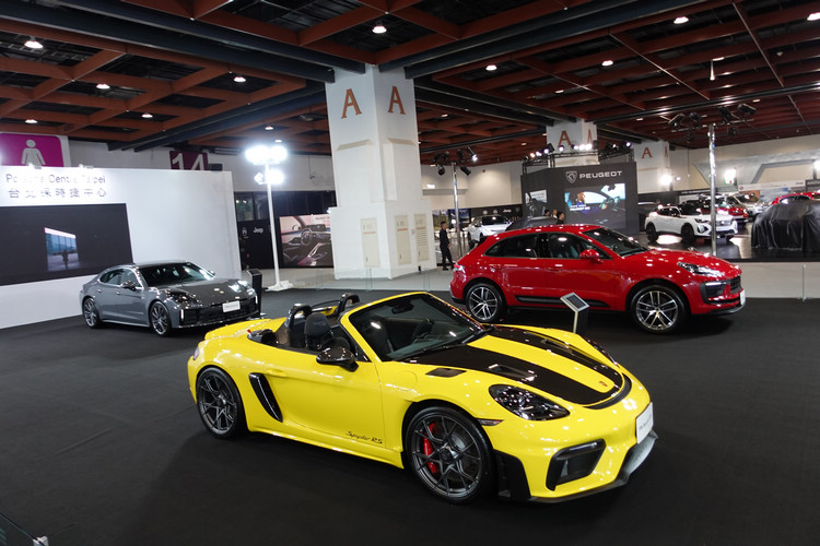 718 Spyder RS以鮮明的「競速黃」吸引全場目光。