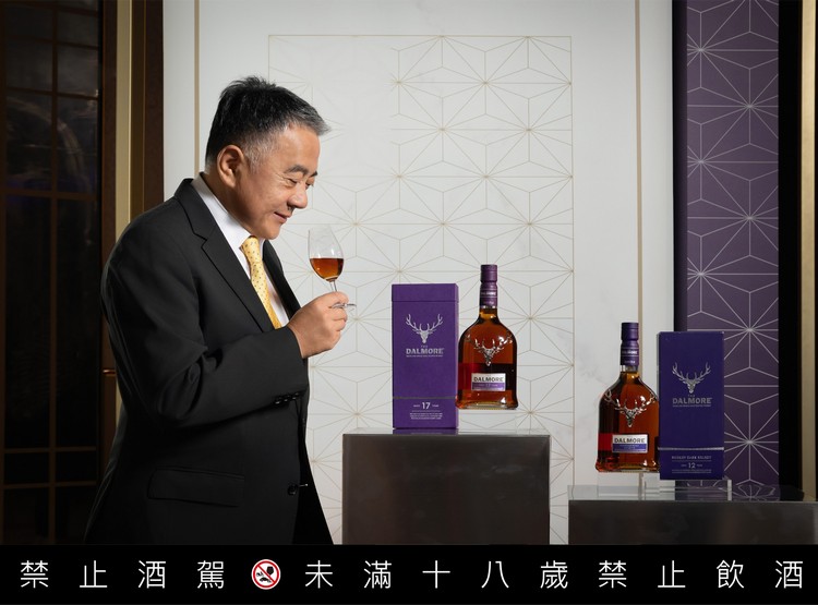 大摩獨家代理的尚格酒業董事長奚大寧與大摩雪莉三桶系列（包含大摩雪莉三桶17與大摩雪莉三桶12年）