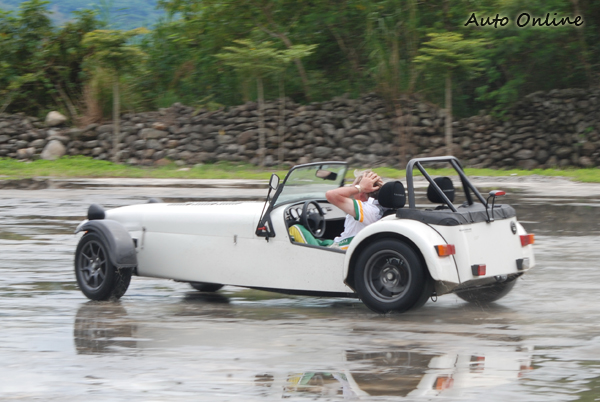 為了證明車輛有多好開Alan Parkes還可以邊梳頭邊甩尾。