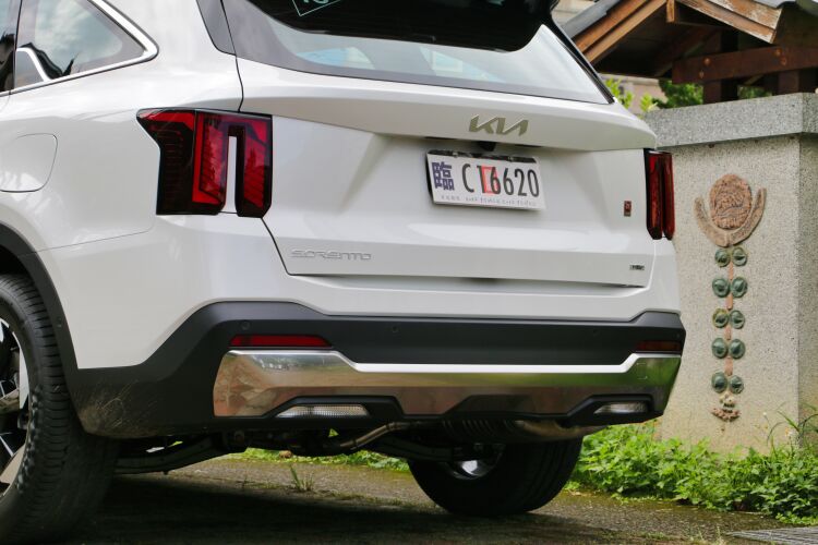 車尾燈同樣採用星圖式設計,下方則配置鍍鉻混搭黑色的防刮飾板。