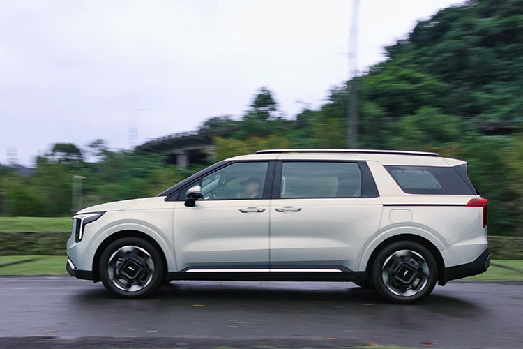 動力表現與七座沒有明顯的差異,同樣有著起步有力、爬坡超車不吃力,以及穩定易控的特性。